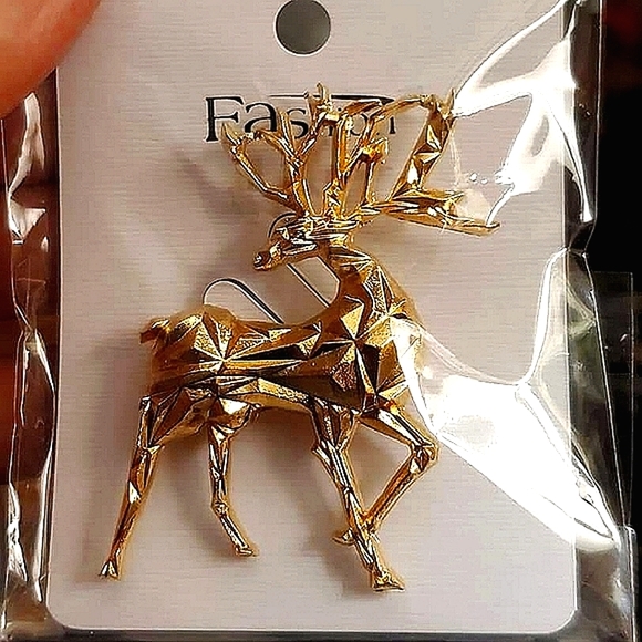 Three dimensional goldtone deer brooch. - Picture 4 of 4